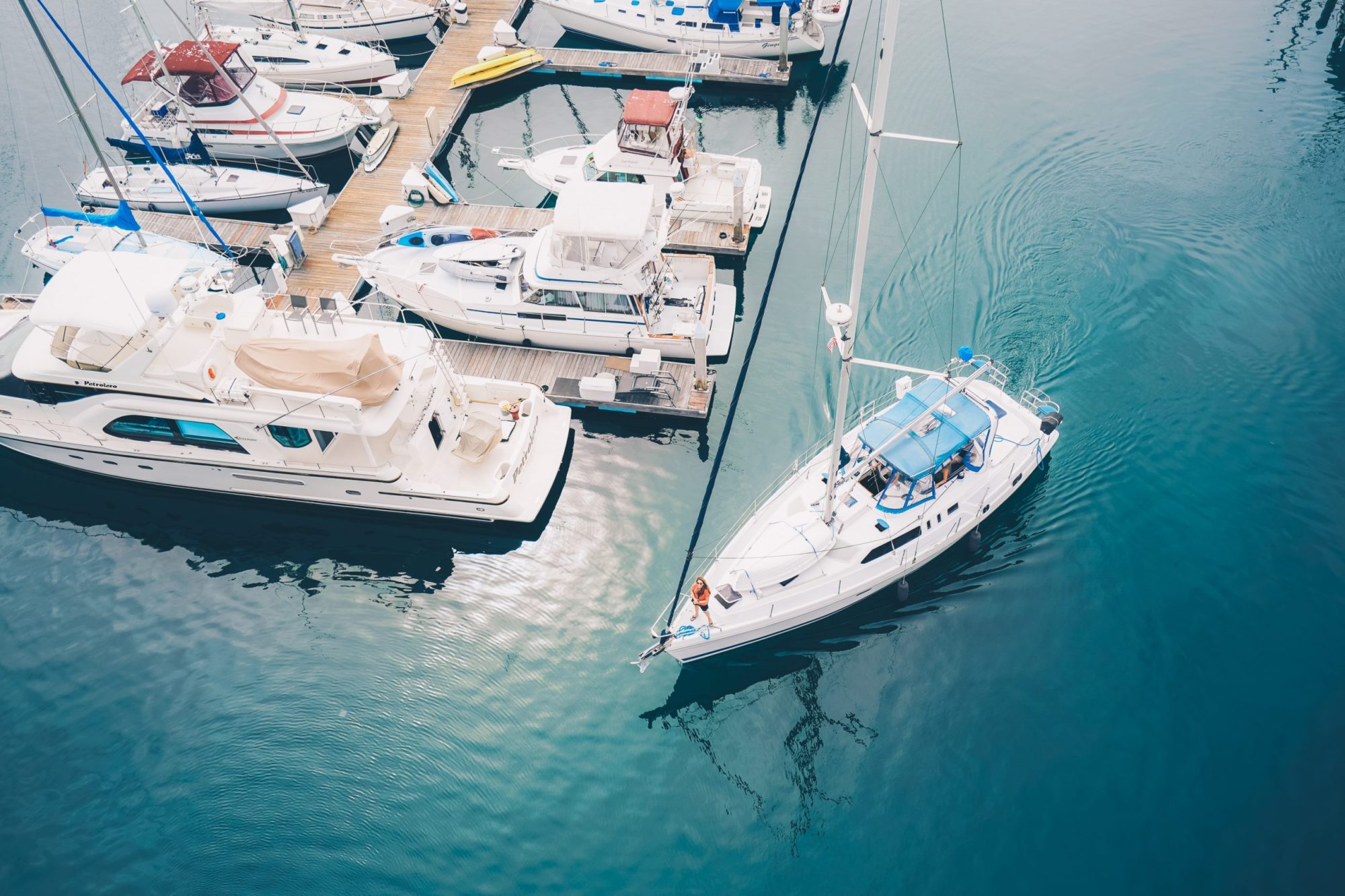 eric-ward-CDDju8iCJMg-unsplash a boat that is floating in the water